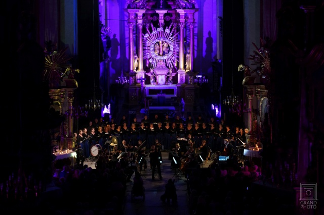 Nocturnal concerto in the chancel