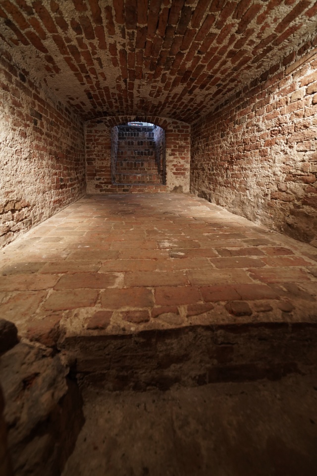 Wnętrze krypty średniowiecznej - widok ku zachodowi; w głębi - schody wiodące do nawy